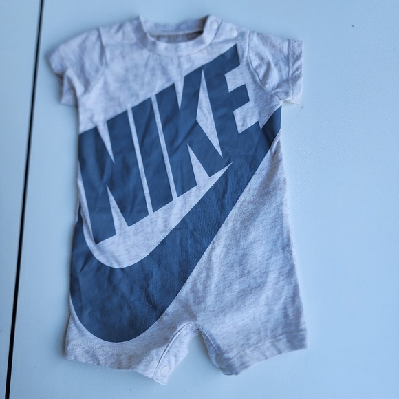 8 Pc Lot Baby Boy Outfit Adorable Sets Bodysuits Nike Bibs Size 3 M - Picture 4 of 10